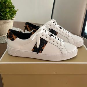 NWT Michael Kors Irving stripe lace up sneakers. Size 5